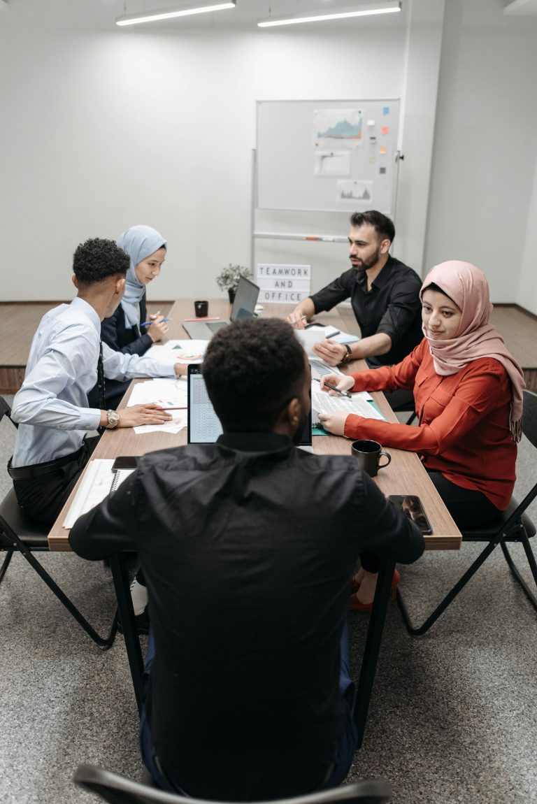 Krisenintervention in Einrichtungen ist Teamarbeit: Strukturen, Kommunikation und klare Rollen entscheiden.